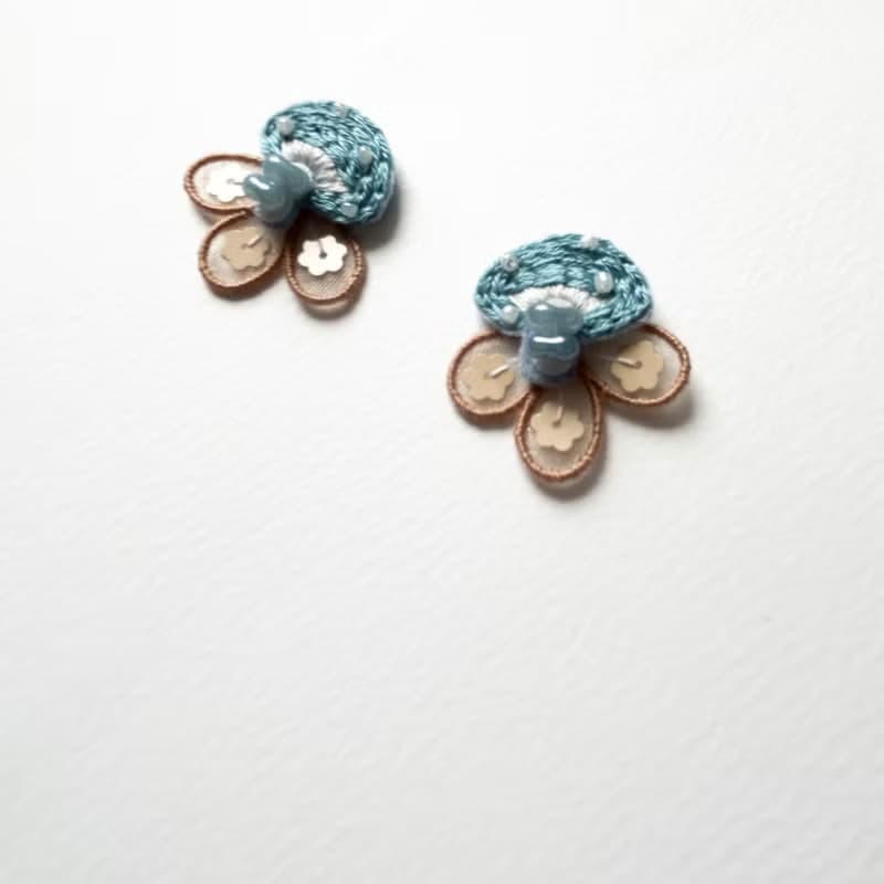 | 茷 | 耳針 | #179 | 手刺繡小藍蘑菇透紗耳環