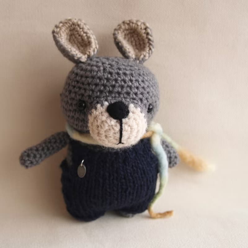 毛線娃娃動物 手作玩偶 羊毛氈 深藍吊帶褲圍巾寵物 深灰色小兔
