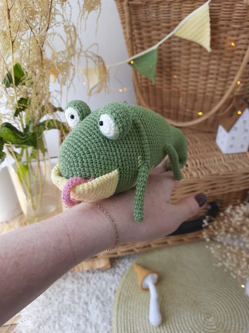 Soft toy lizard. Green lizard crocheted from cotton yarn. 5 inches tall.