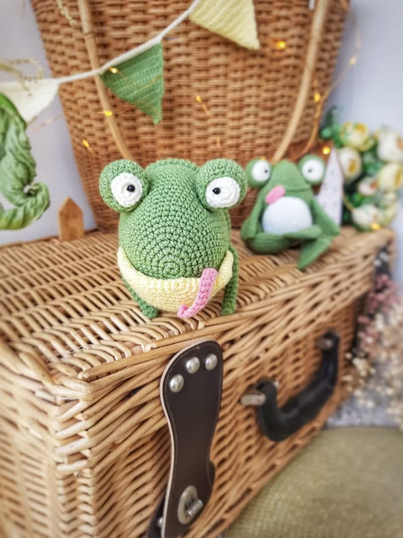 Soft toy lizard. Green lizard crocheted from cotton yarn. 5 inches tall.