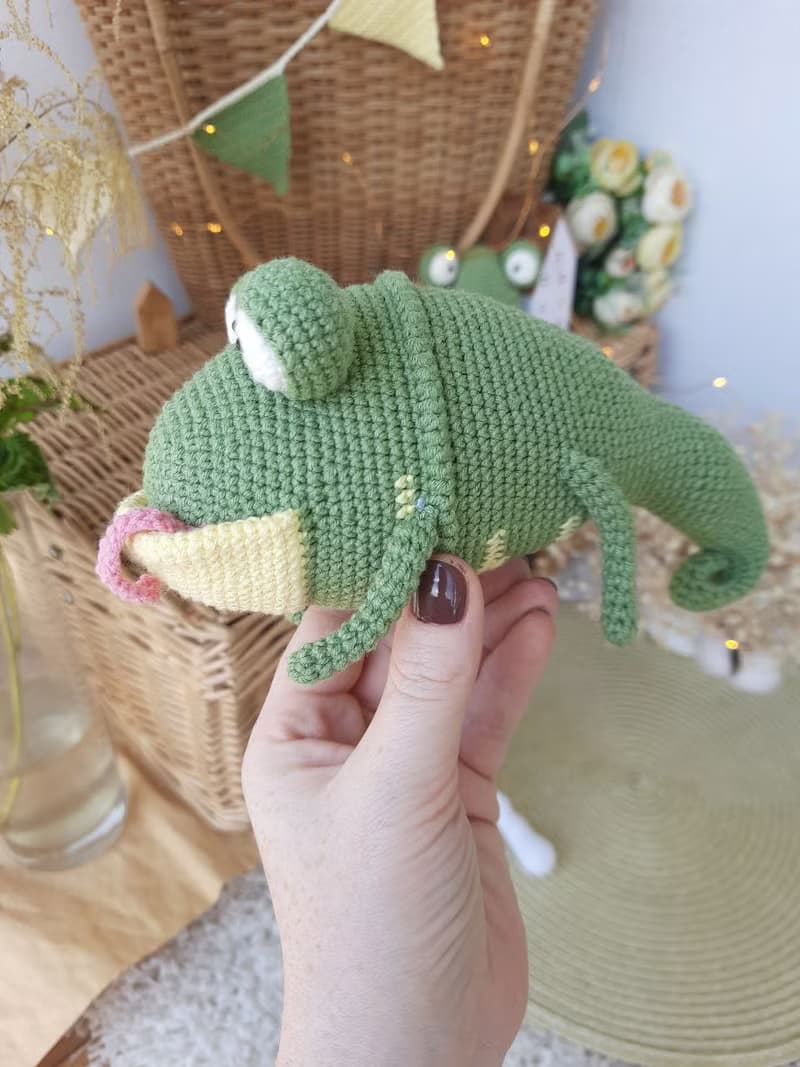 Soft toy lizard. Green lizard crocheted from cotton yarn. 5 inches tall.