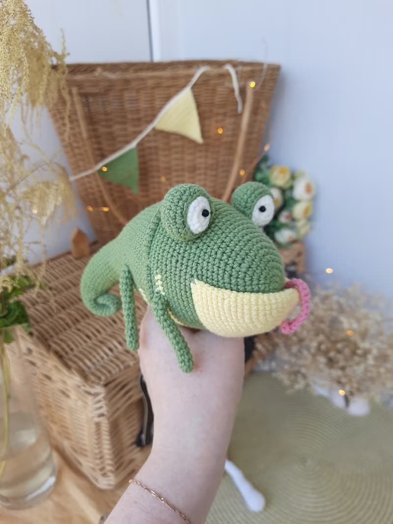 Soft toy lizard. Green lizard crocheted from cotton yarn. 5 inches tall.