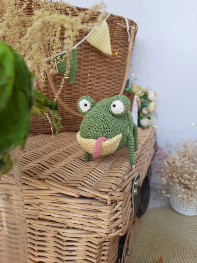 Soft toy lizard. Green lizard crocheted from cotton yarn. 5 inches tall.
