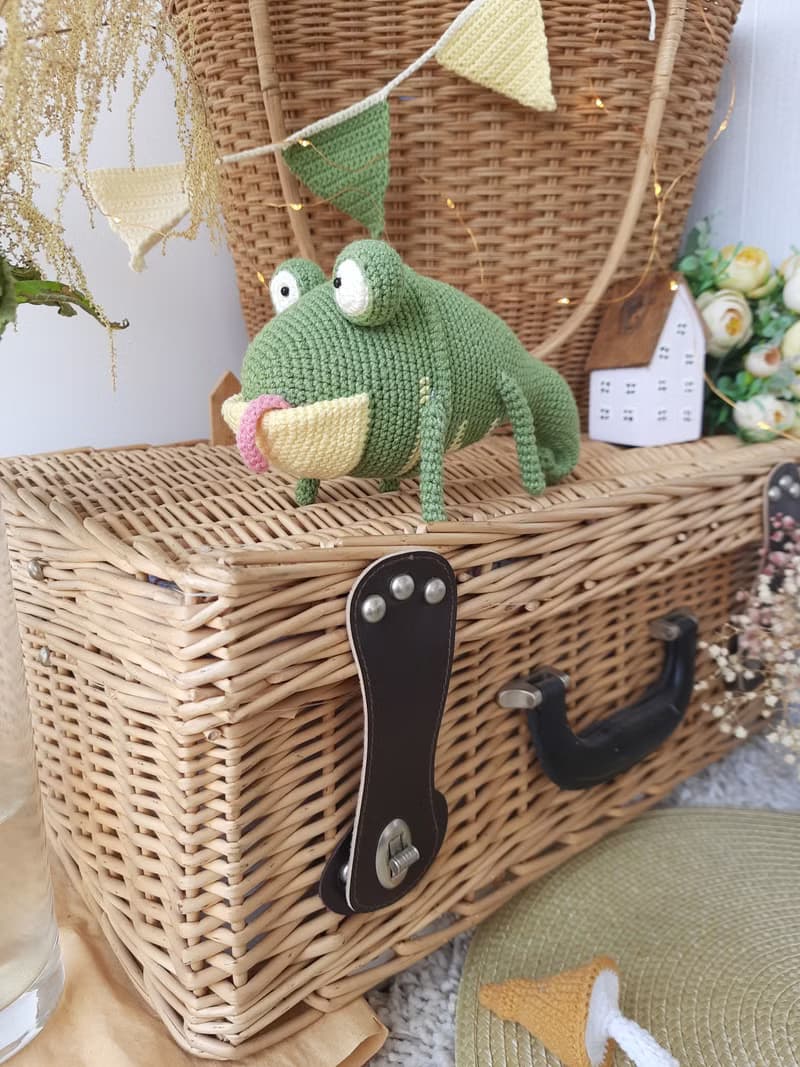Soft toy lizard. Green lizard crocheted from cotton yarn. 5 inches tall.