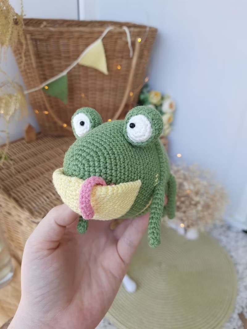 Soft toy lizard. Green lizard crocheted from cotton yarn. 5 inches tall.