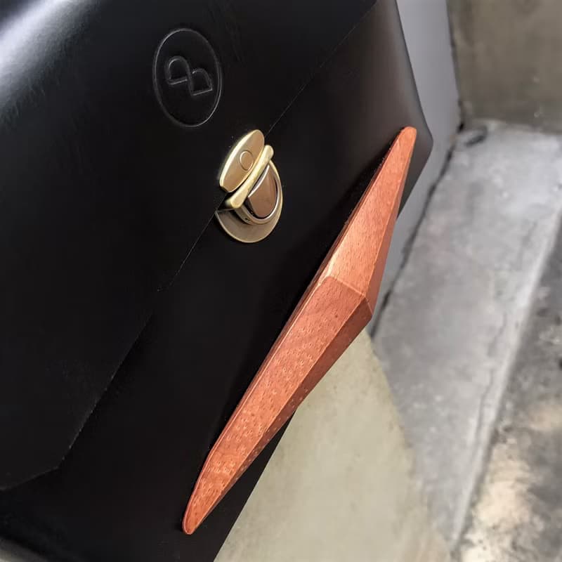 簡約真皮木把斜背包/側背包 (質感黑)