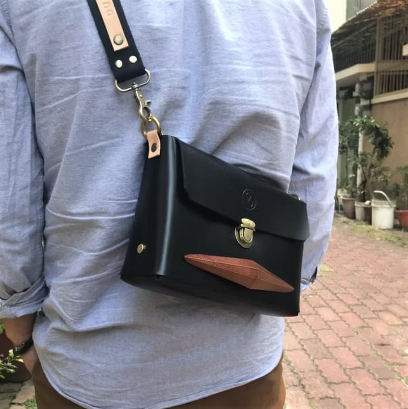 簡約真皮木把斜背包/側背包 (質感黑)