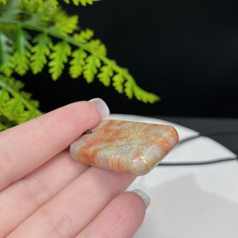 天然冰灰橘珊瑚玉吊墜冰潤玉化蟲紋長方形無事牌菊花玉項錬保平安