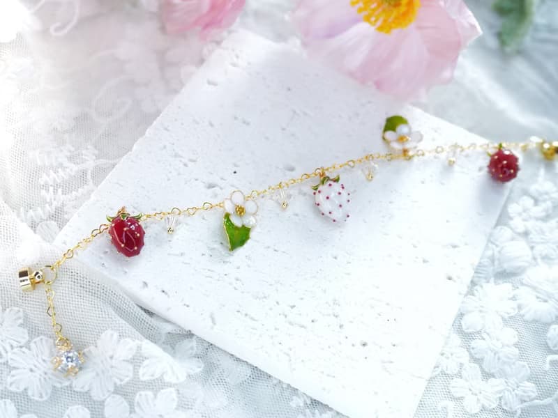 【紅白草莓手鏈 】 手工原創銅線樹脂 新娘結婚 禮物 手鏈