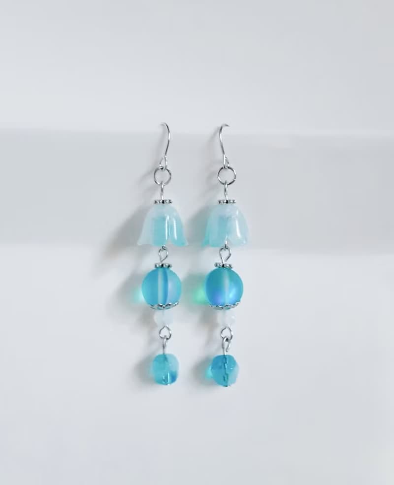 すずらんビーズとルナフラッシュの涼しげアクアブルー色のピアス 玻璃珠耳環 生日禮物 アクアブルー 鈴蘭 アレルギー対応ピアスまたはイヤリング変更可能
