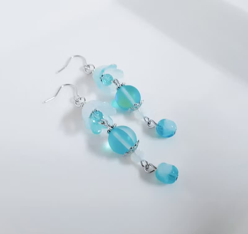 すずらんビーズとルナフラッシュの涼しげアクアブルー色のピアス 玻璃珠耳環 生日禮物 アクアブルー 鈴蘭 アレルギー対応ピアスまたはイヤリング変更可能