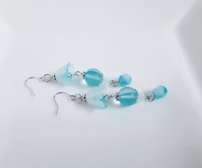 すずらんビーズとルナフラッシュの涼しげアクアブルー色のピアス 玻璃珠耳環 生日禮物 アクアブルー 鈴蘭 アレルギー対応ピアスまたはイヤリング変更可能