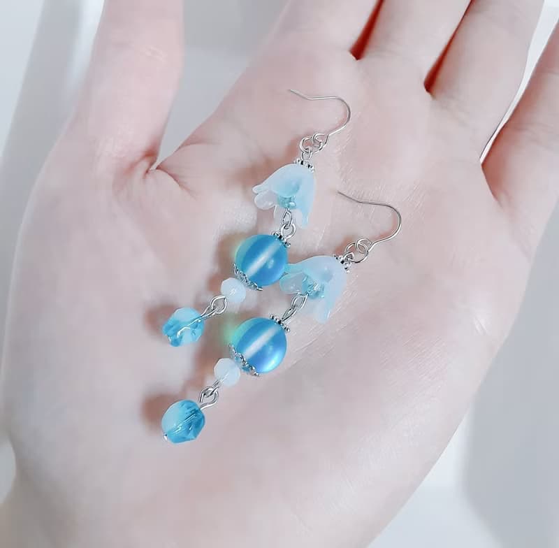 すずらんビーズとルナフラッシュの涼しげアクアブルー色のピアス 玻璃珠耳環 生日禮物 アクアブルー 鈴蘭 アレルギー対応ピアスまたはイヤリング変更可能