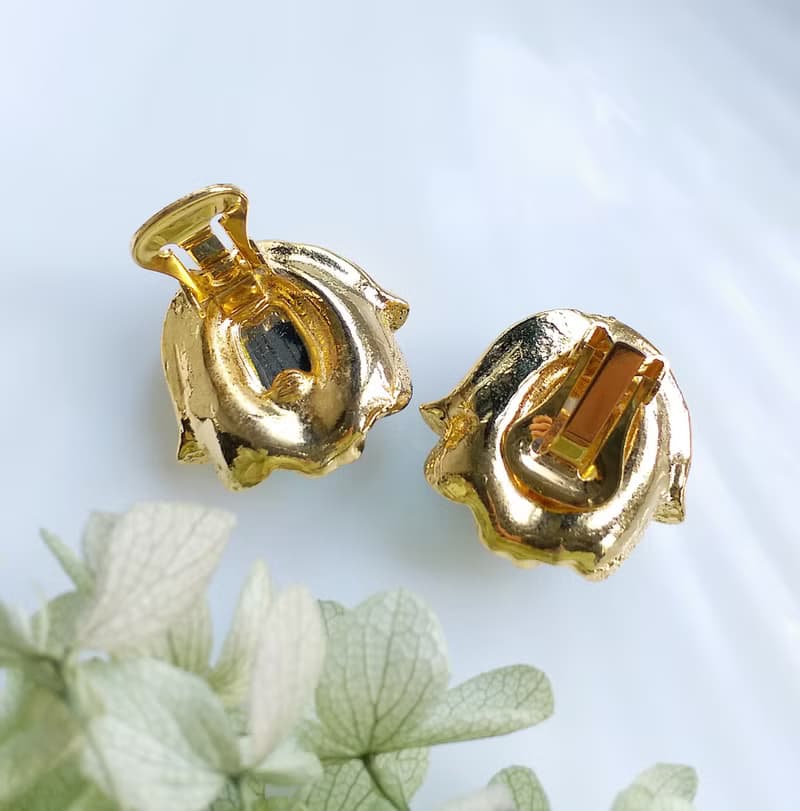 【西洋古董飾品 】湖水藍 塑膠玻璃蛋面 花苞 夾式耳環