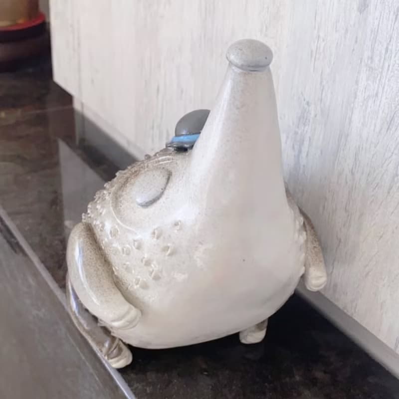 手工捏製。刺蝟筆座瓷器。贈禮。新居禮品。新年禮物。交換禮物