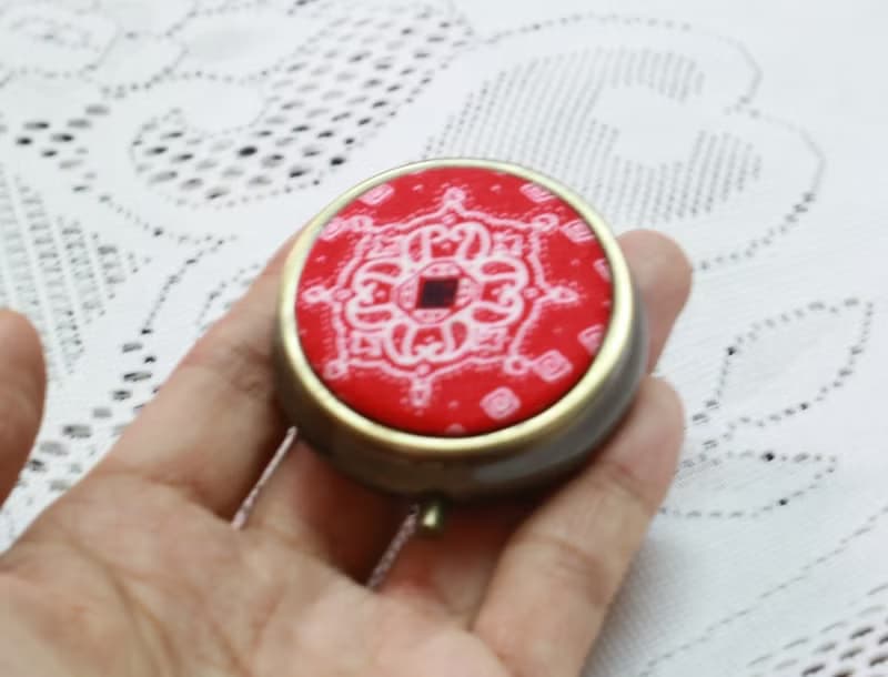 纏繞畫  古銅款 圓形 分格藥盒 迷你 隨身攜帶 小物 收納盒 藥盒
