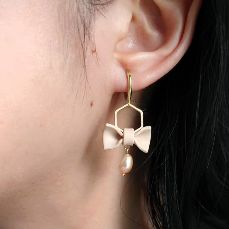 bi playful//蝴蝶結淡水珍珠六角形金屬手工軟陶耳環