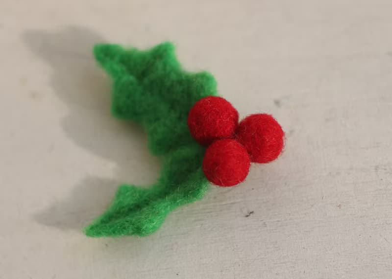 羊毛氈冬青別針 傳統紅 聖誕禮物 交換禮物 現貨款 可直接下標