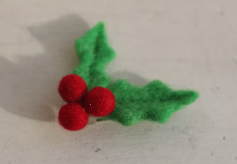 羊毛氈冬青別針 傳統紅 聖誕禮物 交換禮物 現貨款 可直接下標
