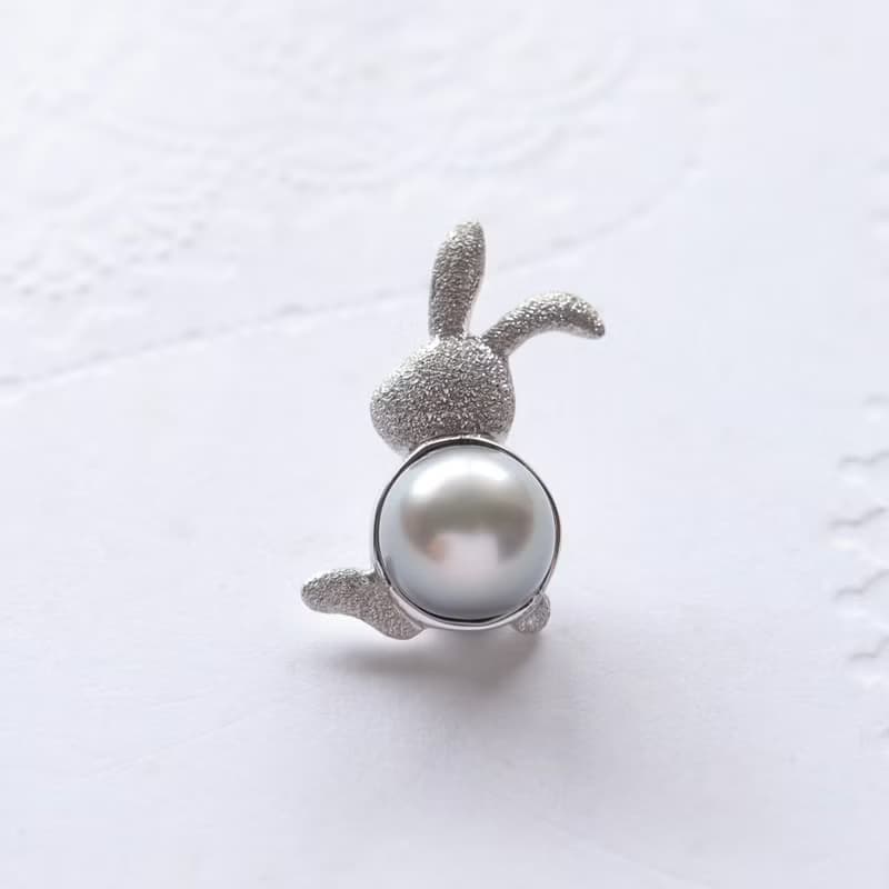 タヒチパール 黒蝶真珠のキラキラうさぎブローチ　スターダスト加工