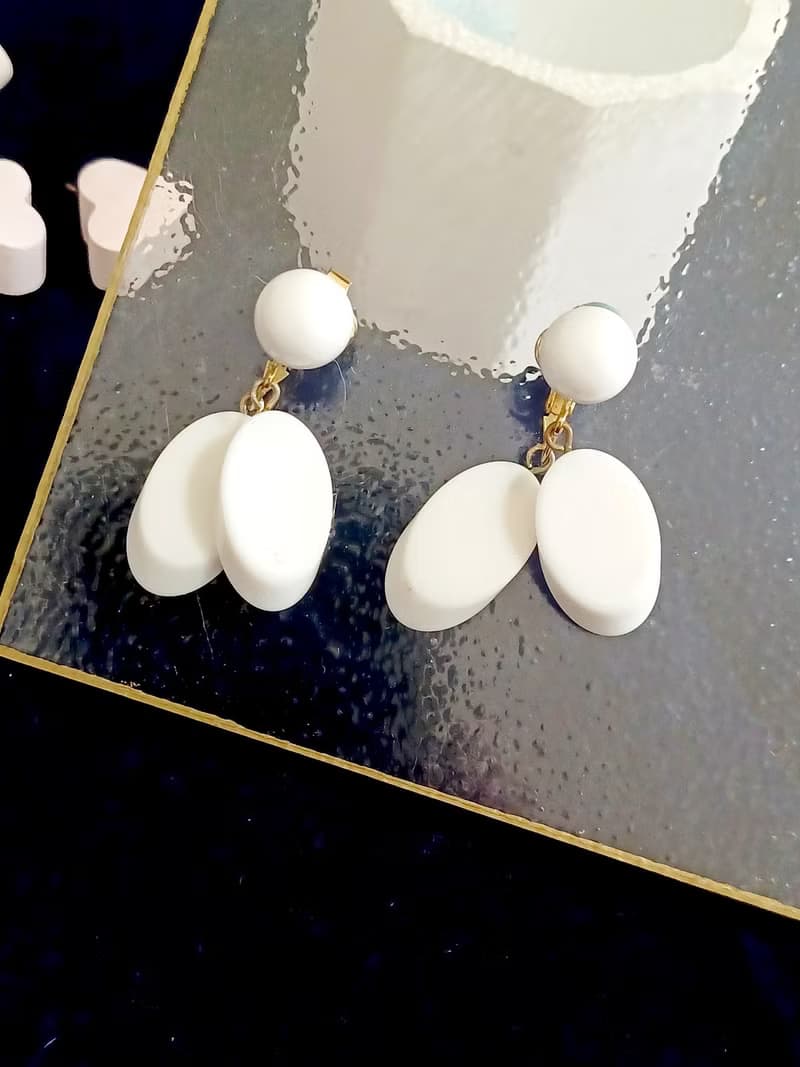 vintage jewelry  Trifari 古董純白賽珞珞吊墜 夾式耳環