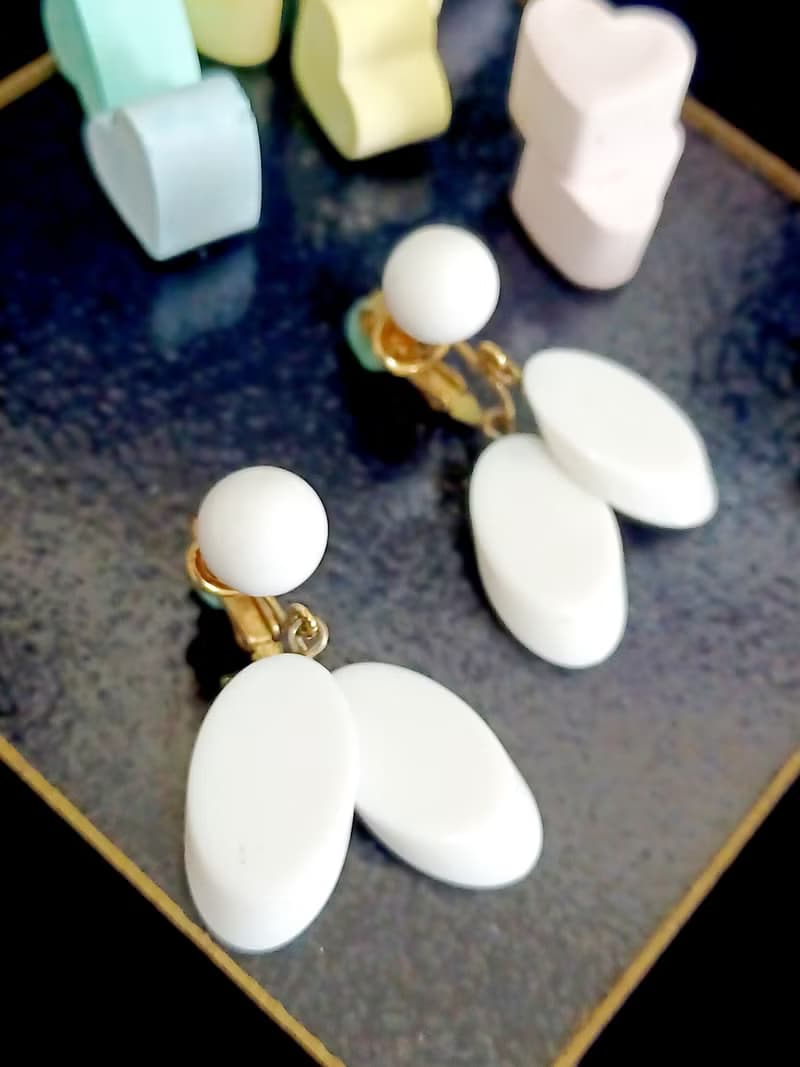 vintage jewelry  Trifari 古董純白賽珞珞吊墜 夾式耳環