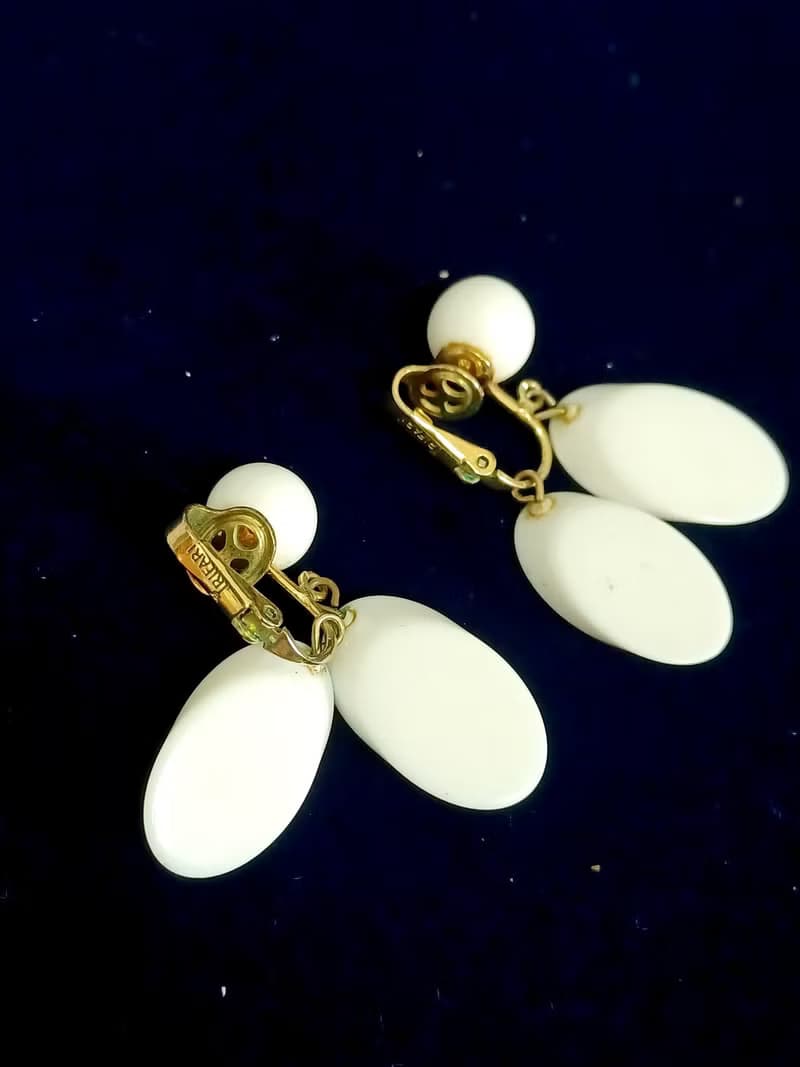 vintage jewelry  Trifari 古董純白賽珞珞吊墜 夾式耳環