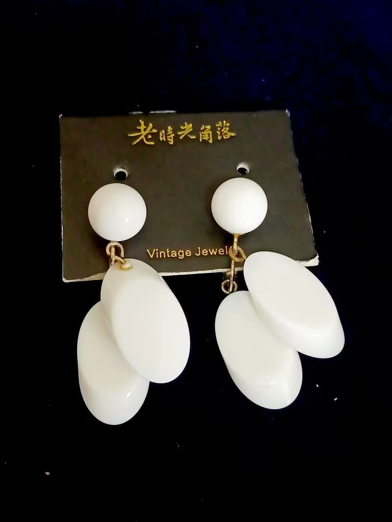 vintage jewelry  Trifari 古董純白賽珞珞吊墜 夾式耳環