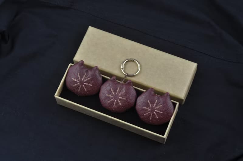 手工刺繡花火貓咪飾品3入 冰箱貼 鑰匙扣吊飾 胸針 酒紅色