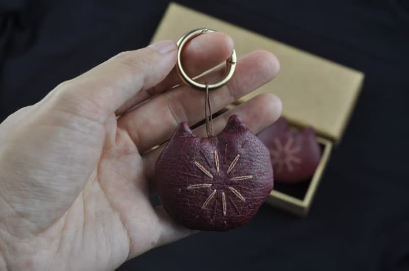 手工刺繡花火貓咪飾品3入 冰箱貼 鑰匙扣吊飾 胸針 酒紅色