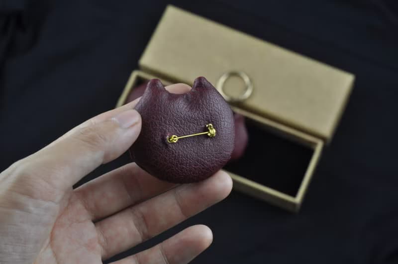 手工刺繡花火貓咪飾品3入 冰箱貼 鑰匙扣吊飾 胸針 酒紅色