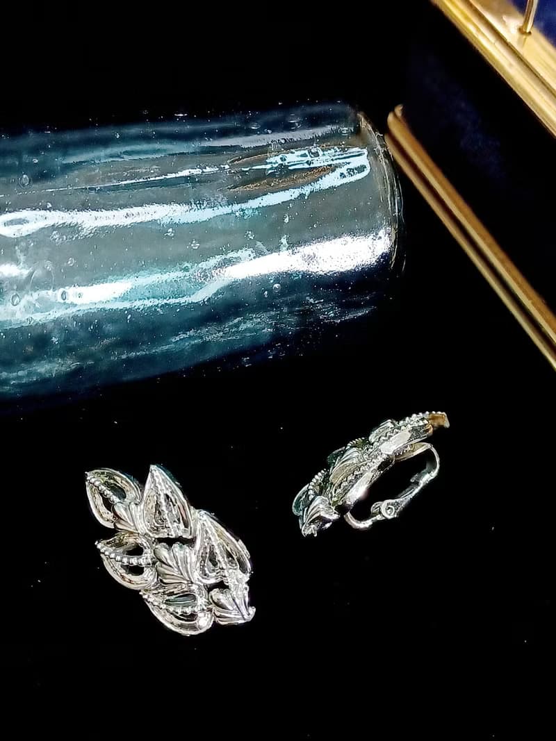 vintage jewelry  銀色葉形徽章夾式耳環