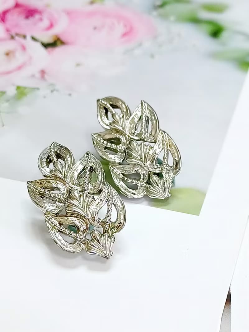 vintage jewelry  銀色葉形徽章夾式耳環