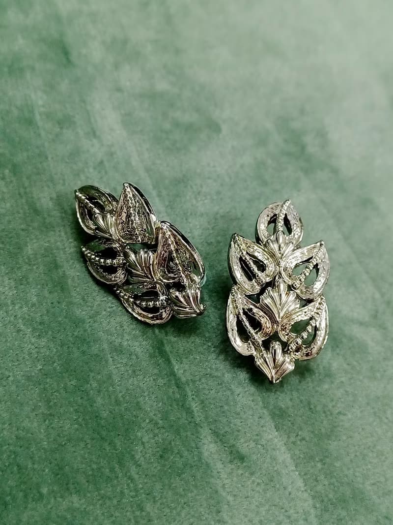 vintage jewelry  銀色葉形徽章夾式耳環