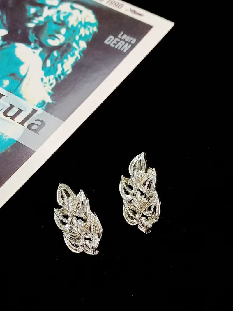 vintage jewelry  銀色葉形徽章夾式耳環