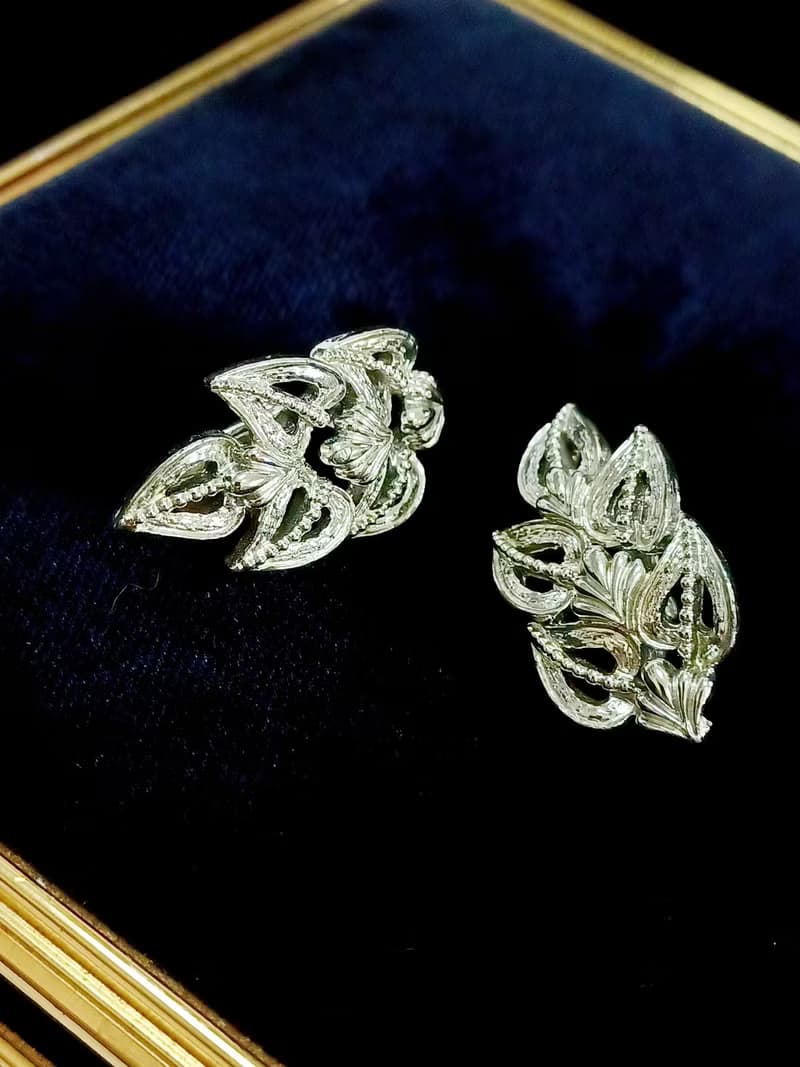vintage jewelry  銀色葉形徽章夾式耳環