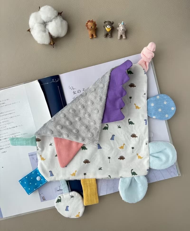 寶寶彌月禮 文青小恐龍 口水巾 新生兒彌月禮  圍兜兜