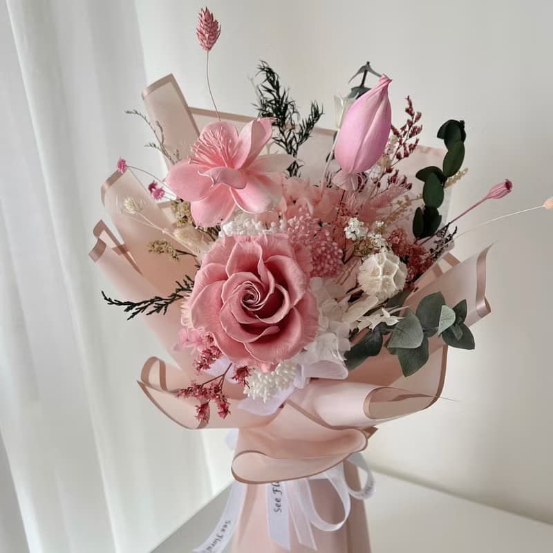 SEE 看見花藝設計 | 永生花 | 玫瑰 |  柔美粉索拉花束