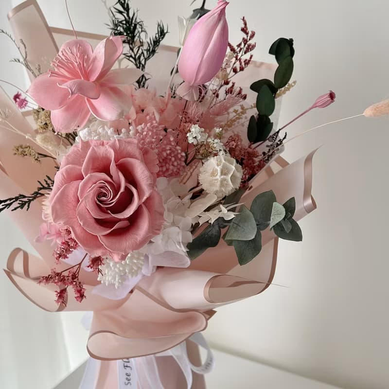 SEE 看見花藝設計 | 永生花 | 玫瑰 |  柔美粉索拉花束