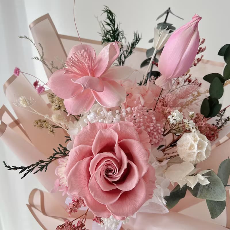 SEE 看見花藝設計 | 永生花 | 玫瑰 |  柔美粉索拉花束