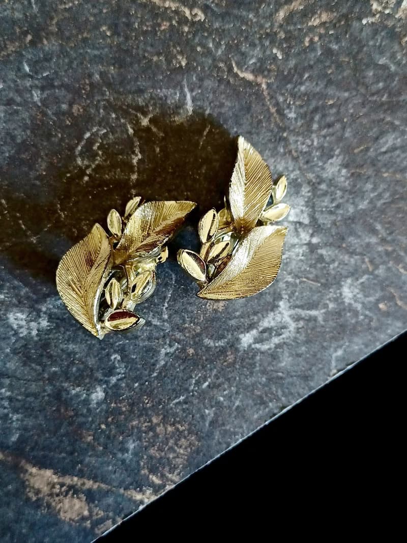 vintage jewelry  LISNER 精緻刷金紋纏枝葉 夾式耳環