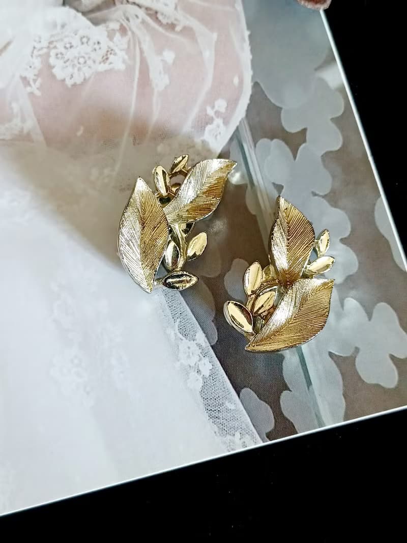 vintage jewelry  LISNER 精緻刷金紋纏枝葉 夾式耳環