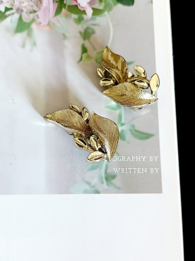 vintage jewelry  LISNER 精緻刷金紋纏枝葉 夾式耳環