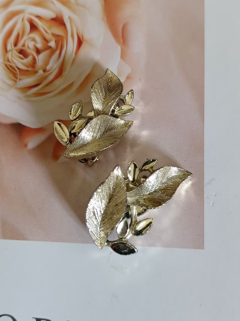 vintage jewelry  LISNER 精緻刷金紋纏枝葉 夾式耳環