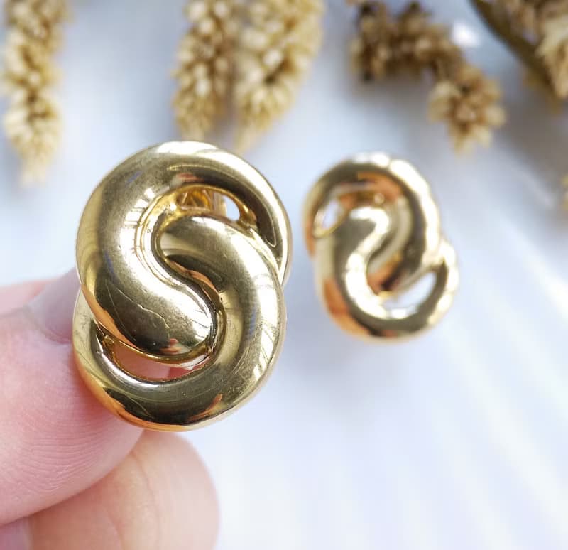 Vintage Jewelry 西洋古董飾品 TRIFARI 金色調 交纏 夾式耳環