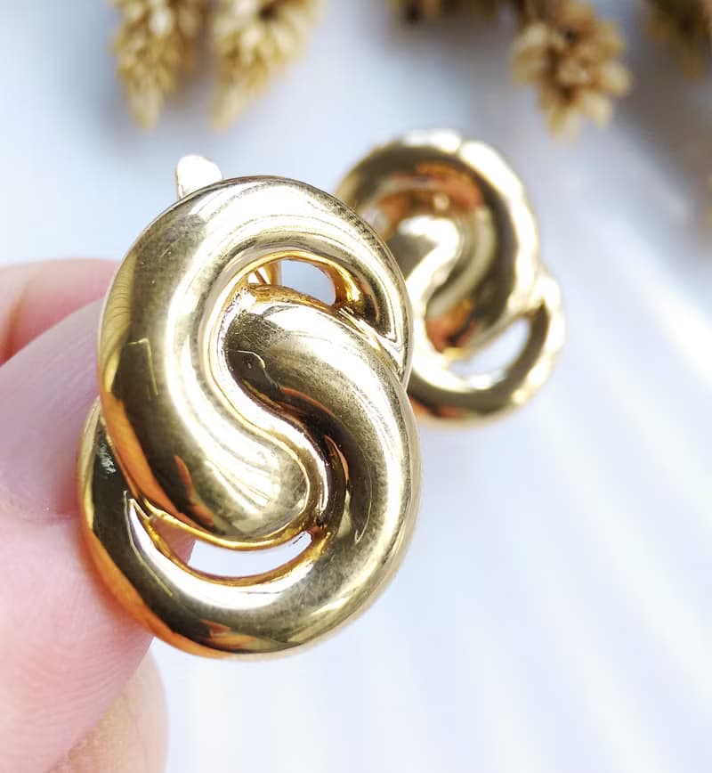 Vintage Jewelry 西洋古董飾品 TRIFARI 金色調 交纏 夾式耳環