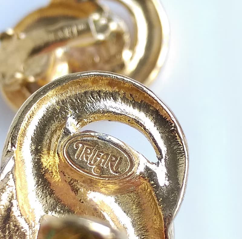 Vintage Jewelry 西洋古董飾品 TRIFARI 金色調 交纏 夾式耳環
