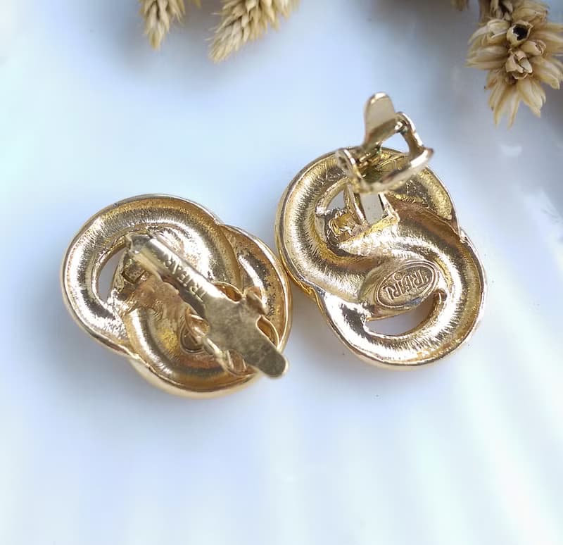Vintage Jewelry 西洋古董飾品 TRIFARI 金色調 交纏 夾式耳環