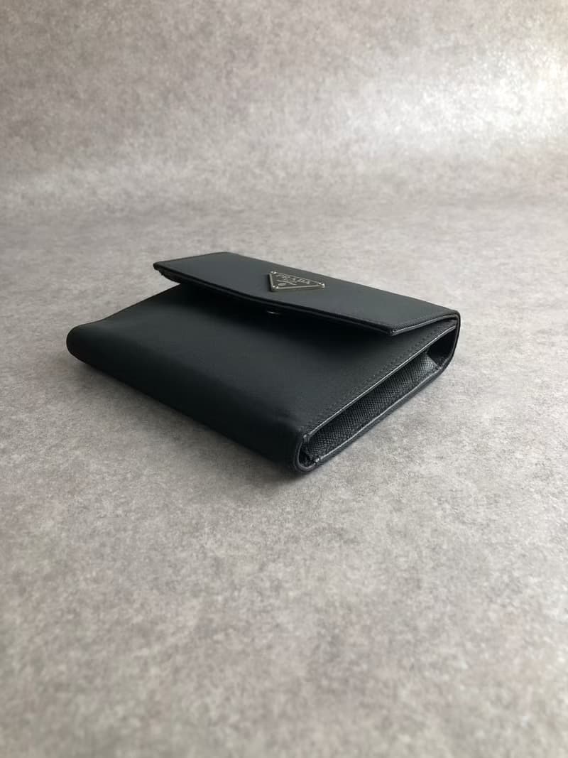 【 日本直送　名牌中古包 】PRADA プラダ 財布 ブラック トライアングルロゴ ナイロン 二つ折り財布 vintage ヴィンテージ オールド s2heh6