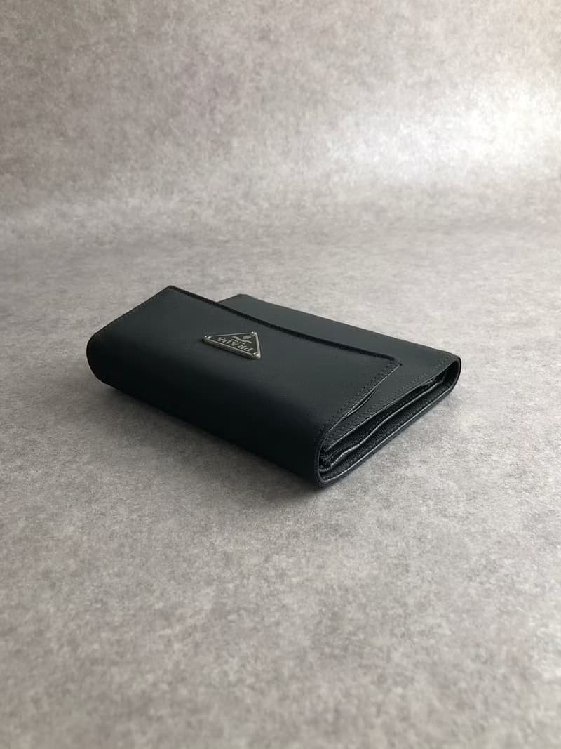 【 日本直送　名牌中古包 】PRADA プラダ 財布 ブラック トライアングルロゴ ナイロン 二つ折り財布 vintage ヴィンテージ オールド s2heh6